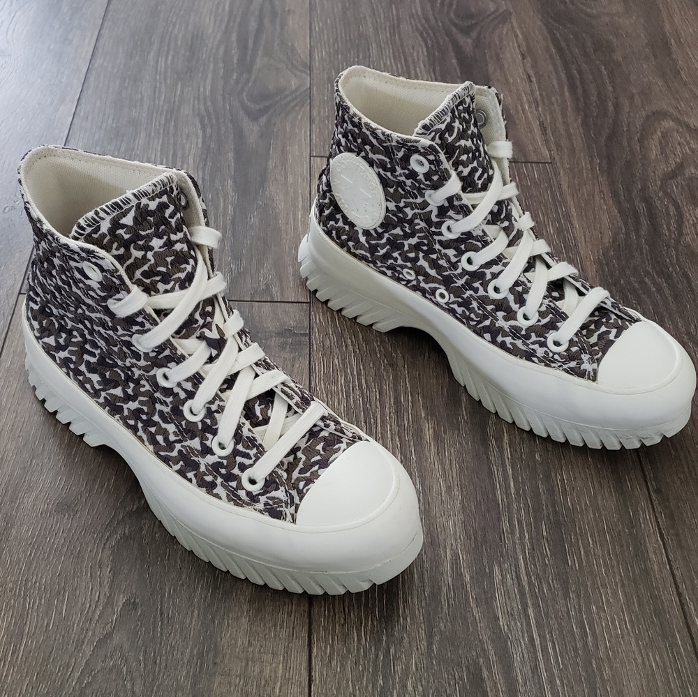 Converse Chuck Taylor Allstar Lugged 2.0 Hightop Sneakers Sandune